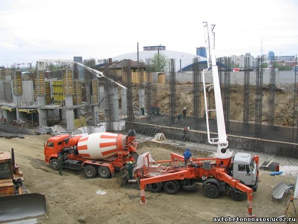 Подача бетона с миксера в приемный бункер автобетононасоса
